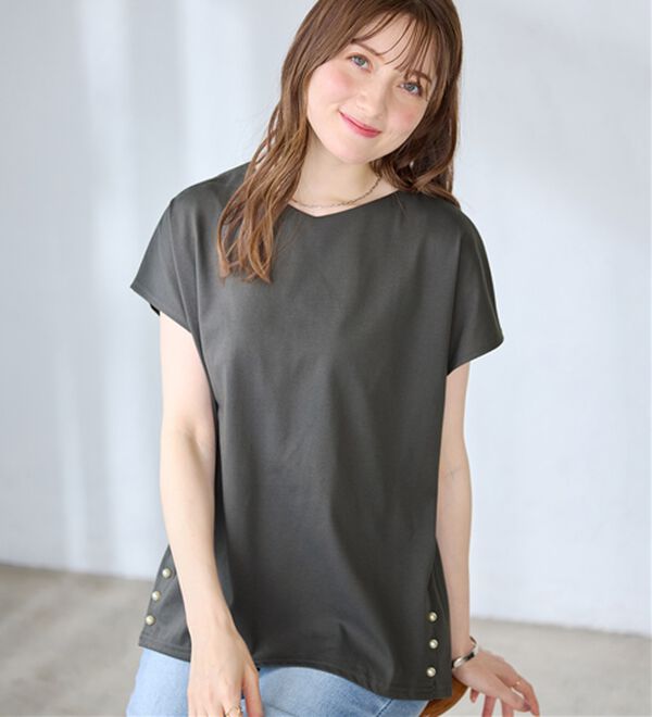alotta（アロッタ）の「ひんやり裾パールデザインＴシャツ（カットソー）」｜チャコール