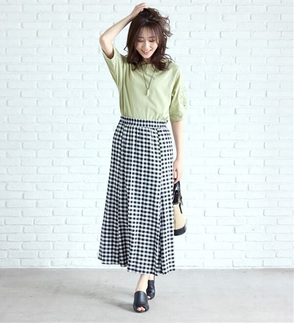 BELLUNA（ベルーナ）の「袖刺しゅうデザインＶネックプルオーバー（カットソー）」｜詳細画像