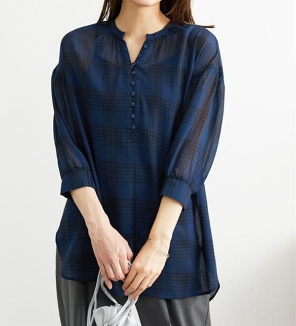 BELLUNA（ベルーナ）の「シャリ感シアー素材多ボタンチュニック（チュニック）」｜ブルー系チェック
