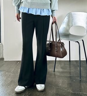 GeeRA（ジーラ）の「センターラインセミフレアカットパンツ（フルレングスパンツ）」｜ブラック