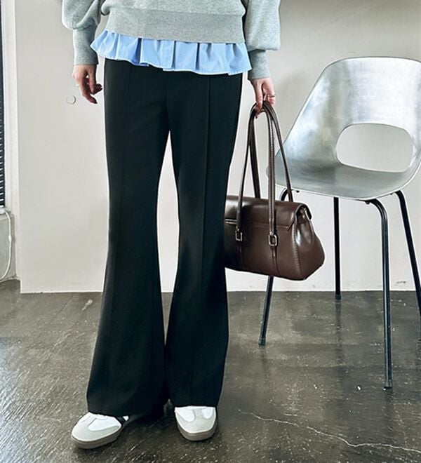 GeeRA（ジーラ）の「センターラインセミフレアカットパンツ（フルレングスパンツ）」｜ブラック