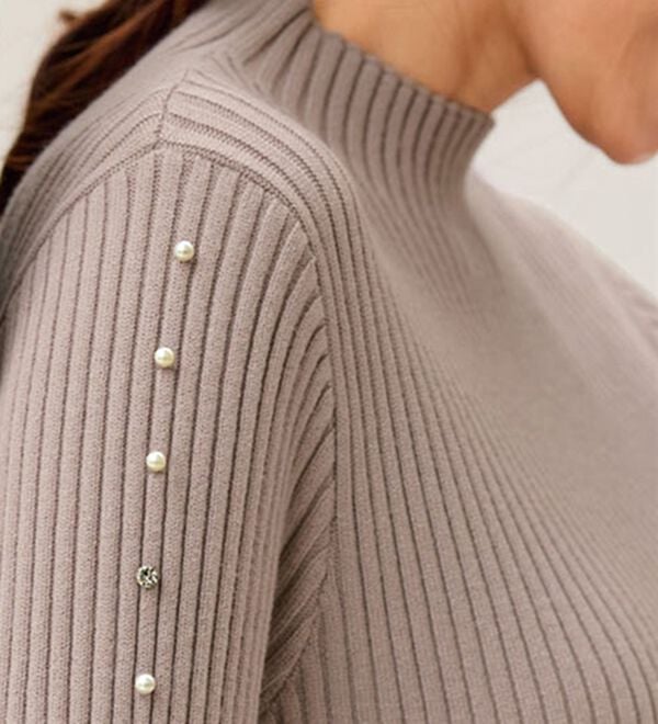 BELLUNA（ベルーナ）の「体型を拾いにくい！ビジュー使いプリーツ風ニットチュニックワンピース（チュニックワンピース）」｜詳細画像