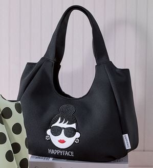 BELLUNA（ベルーナ）の「＜ハッピーフェイス＞刺繍バルーン型手提げ（ハンドバッグ）」｜ブラック