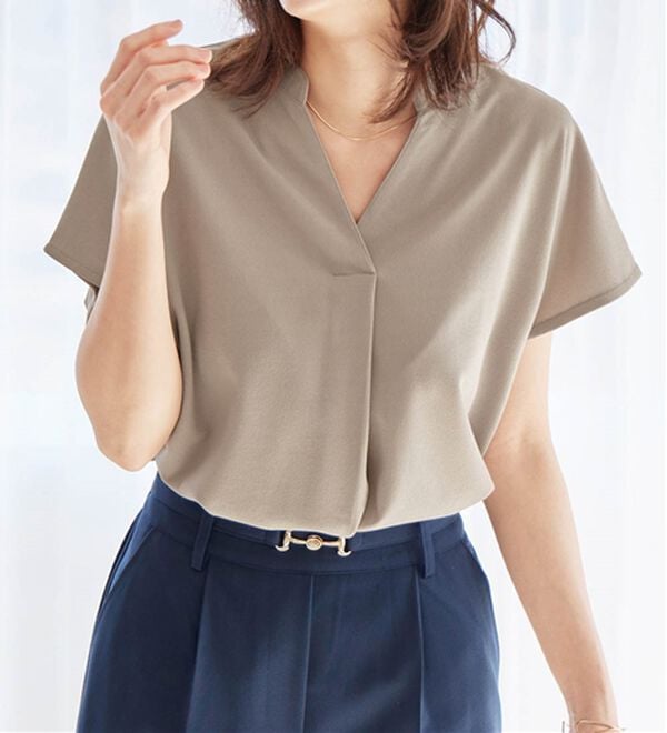 alotta（アロッタ）の「【４つの機能付】ひんやりスキッパーＴシャツブラウス（ブラウス）」｜詳細画像