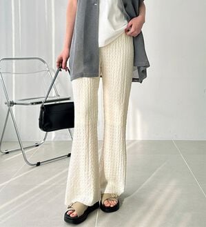 GeeRA（ジーラ）の「レース見えセミフレアイージーパンツ（フルレングスパンツ）」｜アイボリー