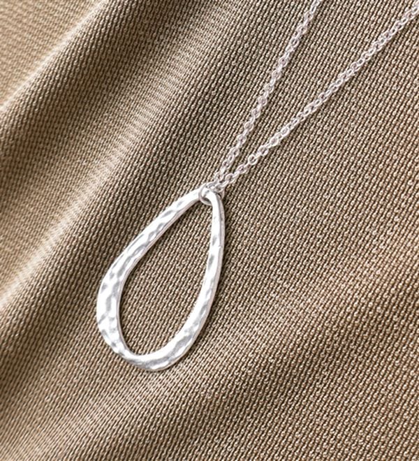 BELLUNA（ベルーナ）の「【2点セット】ネックレス付シャイニーかのこプルオーバー（カットソー）」｜詳細画像