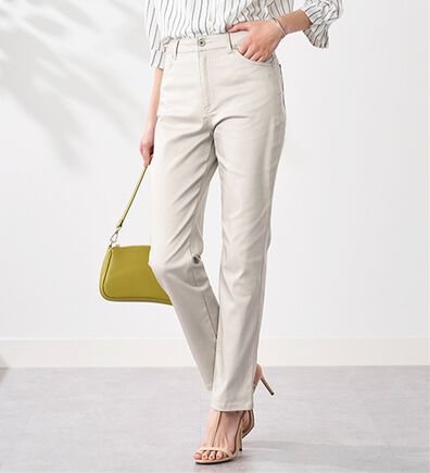 BELLUNA（ベルーナ）の「サラリ速乾！綿サテンストレッチカラーパンツ（フルレングスパンツ）」