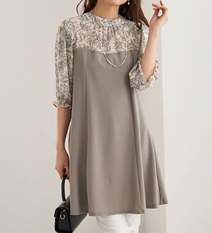BELLUNA（ベルーナ）の「バックリボン使いプリント切替チュニック（その他ワンピース）」｜オフ白&times;グレージュ