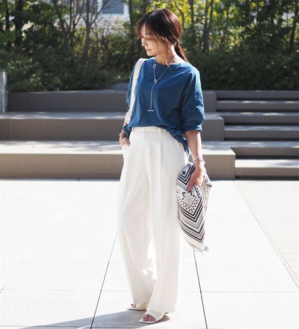 BELLUNA（ベルーナ）の「袖刺しゅうデザインＶネックプルオーバー（カットソー）」｜詳細画像