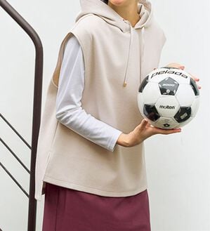 VINNO（ヴィノ）の「カットメルトンフーディベスト（ベスト）」｜グレージュ