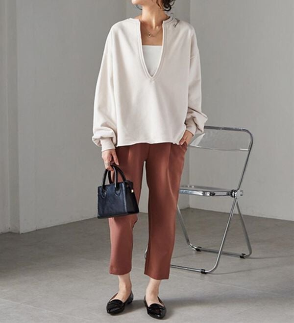 RANAN（ラナン）の「裏起毛Ｖネックロゴ刺しゅうスウェット（トレーナー・スウェット）」｜詳細画像