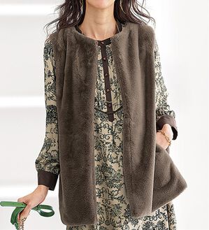 BELLUNA（ベルーナ）の「ホック付き！着映えるファーベスト（ベスト）」｜モカ