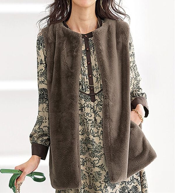 BELLUNA（ベルーナ）の「ホック付き！着映えるファーベスト（ベスト）」｜モカ