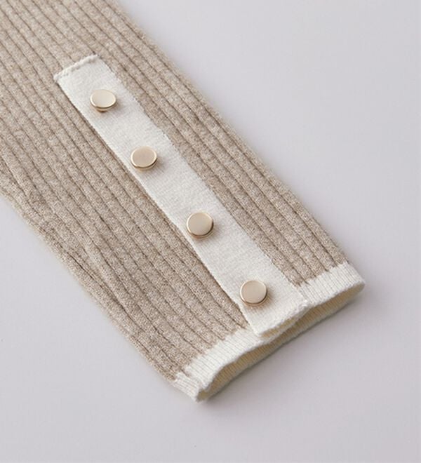 GeeRA（ジーラ）の「袖口ボタン配色ハイネックリブニット（ニット・セーター）」｜詳細画像