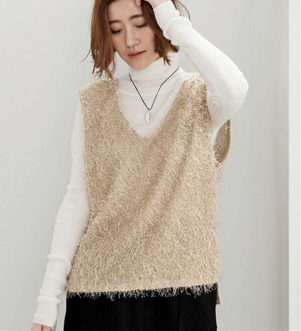 BELLUNA（ベルーナ）の「スパンコール入り！軽やかシャギーＶネックベスト（カットソー）」｜詳細画像