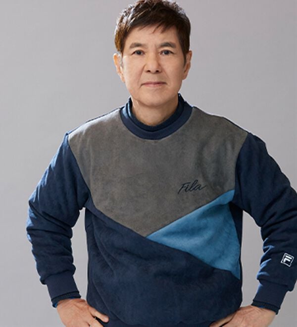 「【関根勤着用】＜フィラ＞スエード調ニット使い裏ボアトレーナー（メンズトレーナー）」｜詳細画像