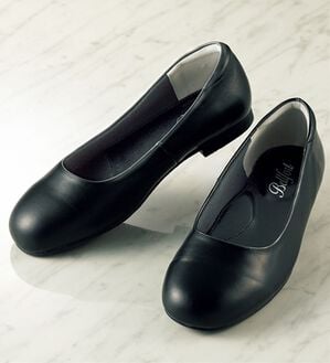 BELLUNA（ベルーナ）の「５Ｅ牛革フォーマルフラットパンプス（パンプス）」｜黒