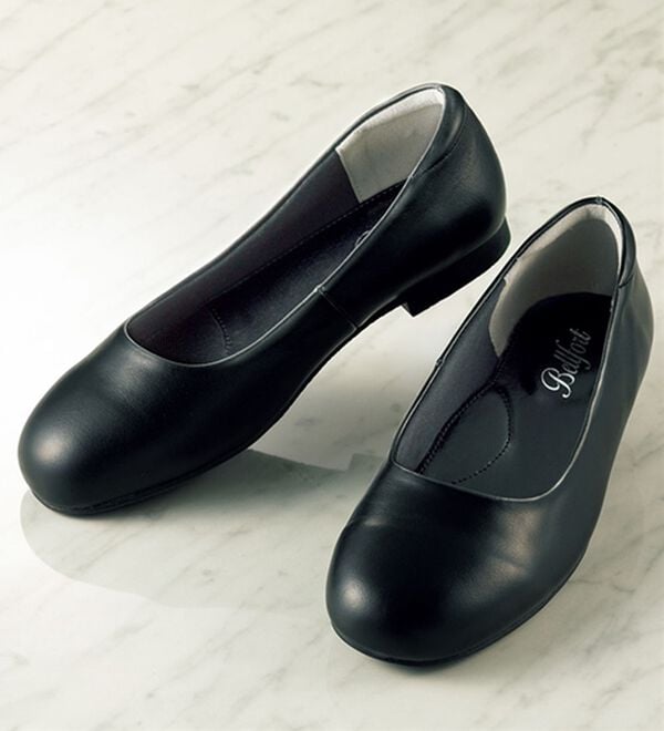 BELLUNA（ベルーナ）の「５Ｅ牛革フォーマルフラットパンプス（パンプス）」｜黒