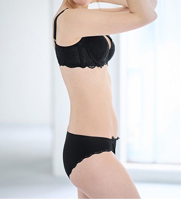 LAVIENNE（ラヴィエンヌ）の「レーシー脇高スッキリブラ＆ショーツ（ブラジャー＆ショーツセット）」｜詳細画像