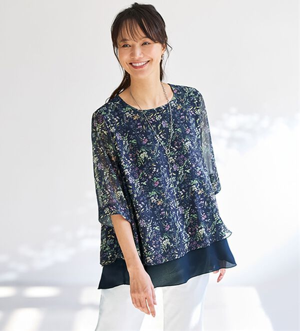 BELLUNA（ベルーナ）の「ふんわりシフォン重ね総柄プルオーバー（カットソー）」｜ネイビー系