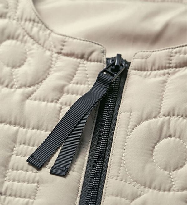 BELLUNA（ベルーナ）の「《軽くて暖かい！》英字キルト中わたデザインジャケット（ハーフコート）」｜詳細画像