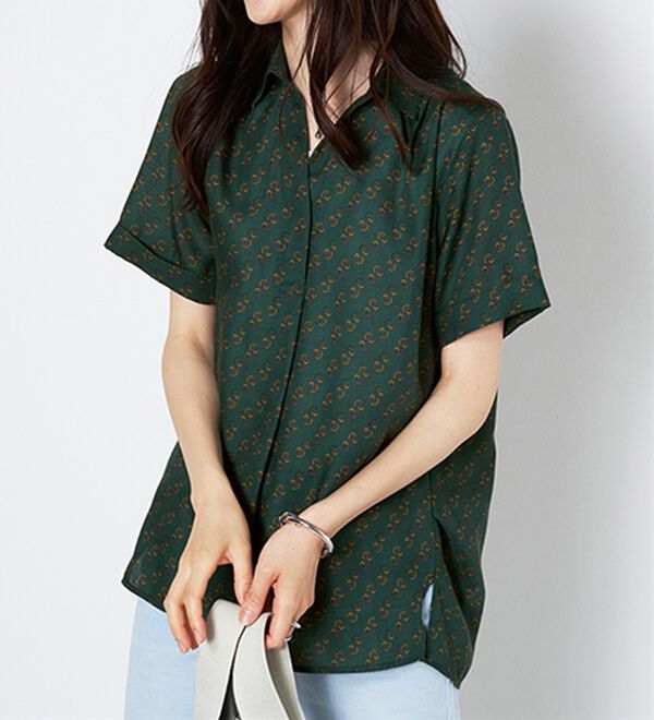 BELLUNA（ベルーナ）の「エアリーツイル裾タックシャツチュニック（チュニック）」｜グリーン幾何柄