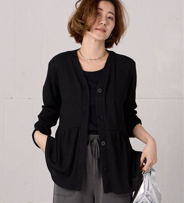 BELLUNA（ベルーナ）の「ラメ調リブ素材ペプラムカーディガン（ニットカーディガン）」｜黒