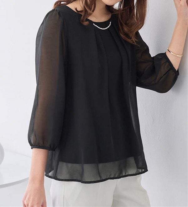 alotta（アロッタ）の「【５つの機能付】ひんやり！アクセ付シフォンタックブラウス（ブラウス）」｜ブラック