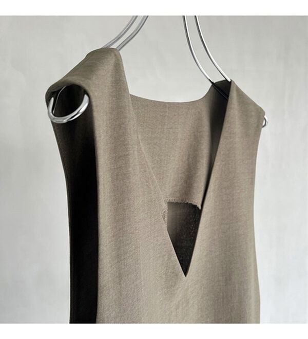 BELLUNA（ベルーナ）の「サラリ麻調素材Ｖネックジャンパードレス（ジャンパースカート）」｜詳細画像