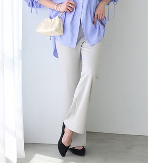 BELLUNA（ベルーナ）の「シュッと体型カバー！ジャストフィットフレアーパンツ（フルレングスパンツ）」｜ライトグレー