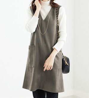 BELLUNA（ベルーナ）の「スエード調ボタンデザインジャンパードレス（ジャンパースカート）」｜カーキ