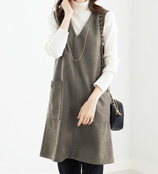 BELLUNA（ベルーナ）の「スエード調ボタンデザインジャンパードレス（ジャンパースカート）」｜カーキ