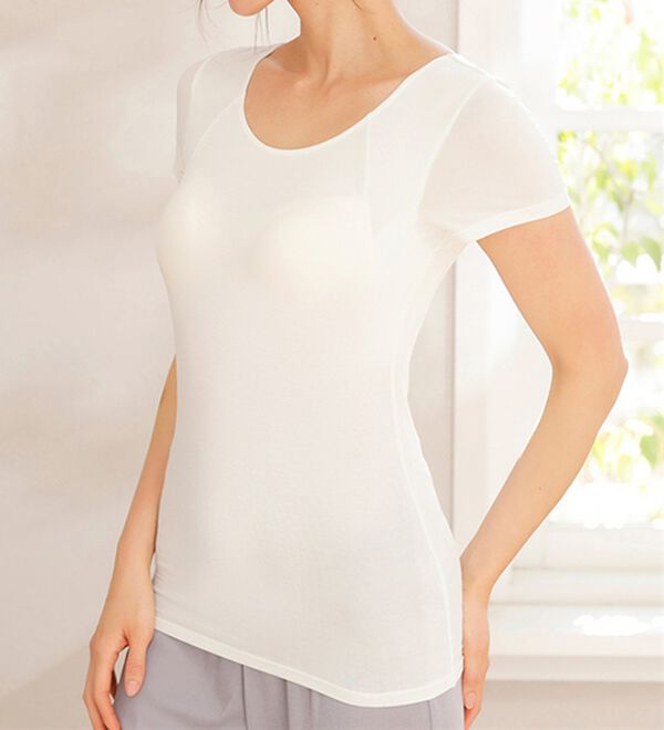 LAVIENNE（ラヴィエンヌ）の「【夏の汗対策に！】カップ付半袖インナー＜さらりラボ＞（ブラトップ・カップ付きインナー）」｜詳細画像