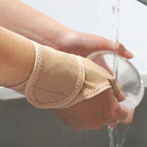 「水仕事にも使えるメッシュの手首サポーター（サポーター・肩腰膝ケア）」｜ベージュ