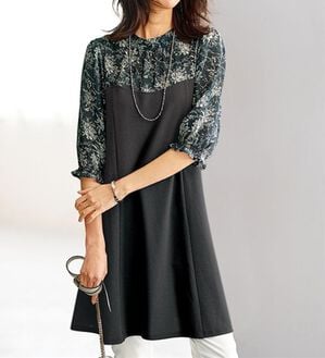 BELLUNA（ベルーナ）の「バックリボン使いプリント切替チュニック（その他ワンピース）」｜黒&times;チャコール