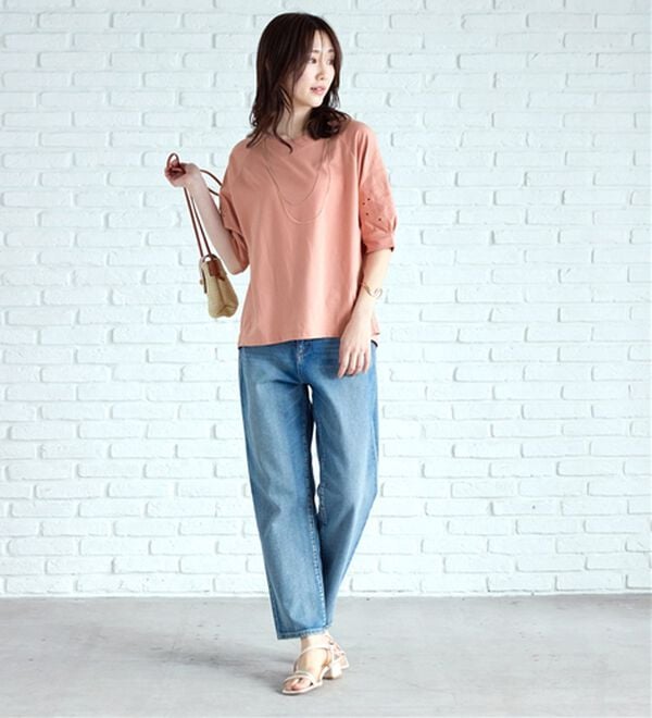 BELLUNA（ベルーナ）の「袖刺しゅうデザインＶネックプルオーバー（カットソー）」｜詳細画像