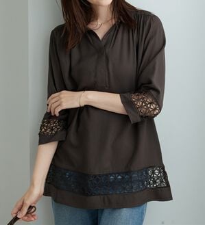 BELLUNA（ベルーナ）の「袖＆裾レース切替シャツチュニック（チュニック）」｜チャコール