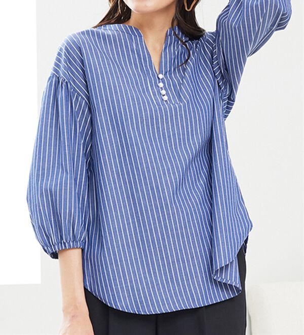 「ラメストライプ素材パール使いブラウス（ブラウス）」｜詳細画像
