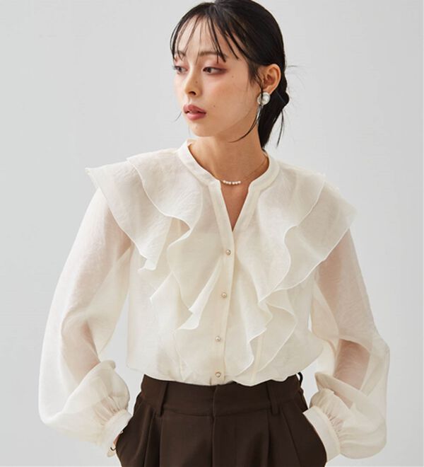 RANAN（ラナン）の「ラッフルフリルシアーキーネックブラウス（ブラウス）」｜アイボリー