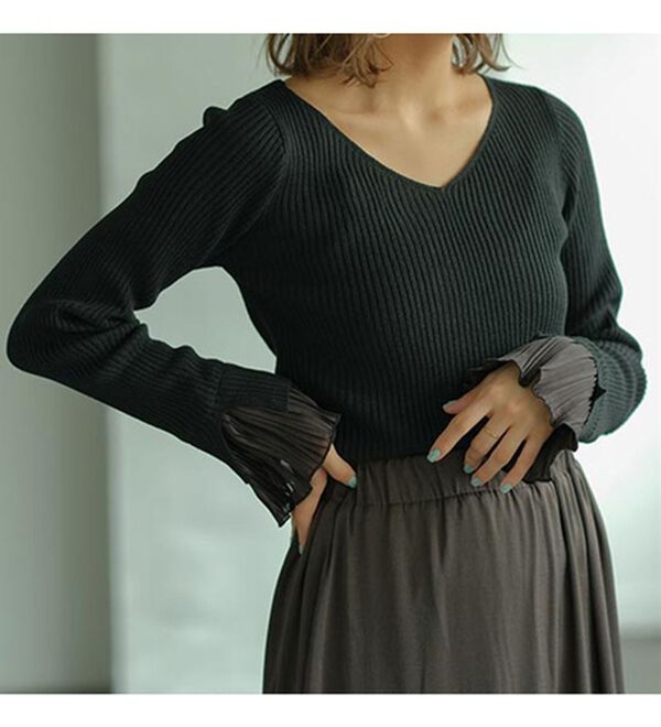 GeeRA（ジーラ）の「プリーツ付Ｖネックリブニットトップス（ニット・セーター）」｜詳細画像