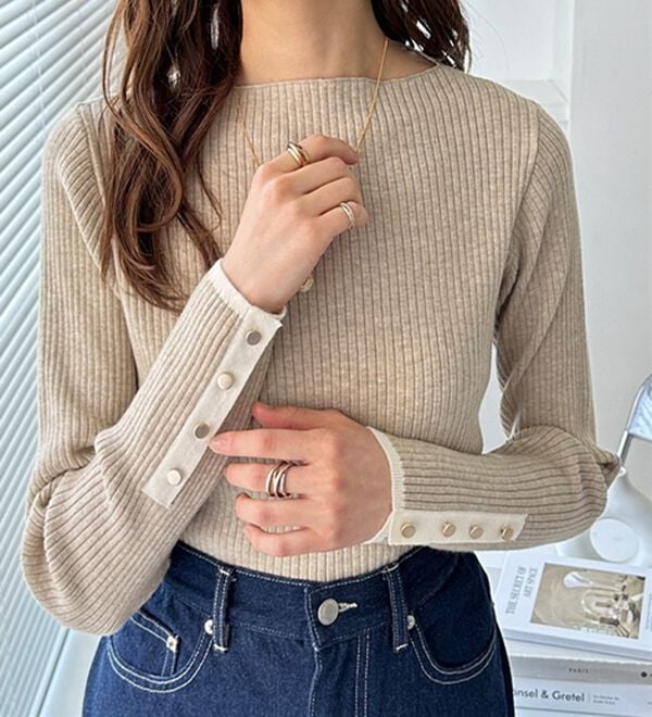 GeeRA（ジーラ）の「袖口ボタン配色ボートネックリブニット（ニット・セーター）」｜詳細画像