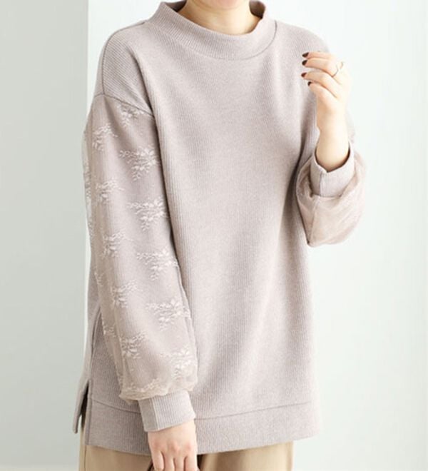 BELLUNA（ベルーナ）の「袖チュール使いハイネックプルオーバー（カットソー）」｜ベージュ