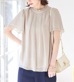 Viola e Viola（ヴィオラ エ ヴィオラ）の「フリル衿シフォンタックブラウス【半袖】（ブラウス）」｜トープ