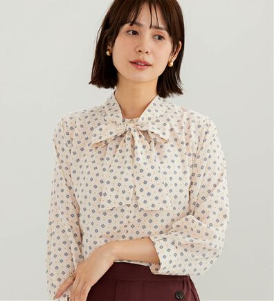 BELLUNA（ベルーナ）の「小紋柄プリント　ボウタイブラウス（ブラウス）」