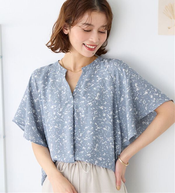 Viola e Viola（ヴィオラ エ ヴィオラ）の「【選べる２丈】さらっと涼感フレアスリーブブラウス（ブラウス）」｜ブルーニュアンス柄／トップス丈