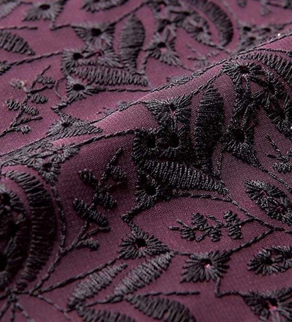 VINNO（ヴィノ）の「ハイネック刺しゅうレースブラウス（ブラウス）」｜詳細画像