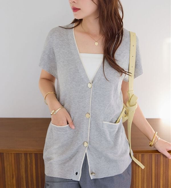 alotta（アロッタ）の「ライン使いゴールドボタン半袖カーデ（その他カーディガン）」｜詳細画像