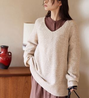 Viola e Viola（ヴィオラ エ ヴィオラ）の「ちくちくしにくい、やわもち深Vネックニット（ニット・セーター）」｜ベージュ