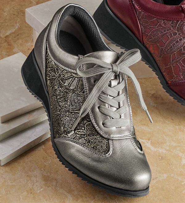 ほっそり見え！5E花柄型押しウォーキングシューズ - ベルーナ