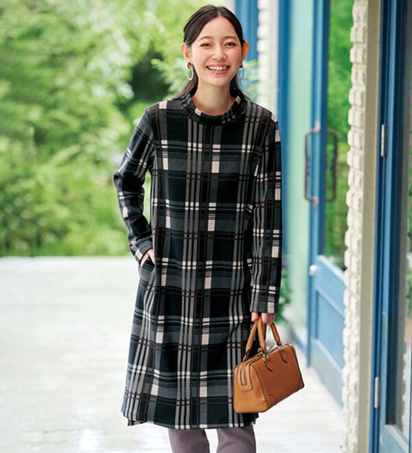 BELLUNA（ベルーナ）の「まるで着る毛布！静電防止付裏ファーお出かけワンピース（カットソーワンピース）」｜黒系チェック